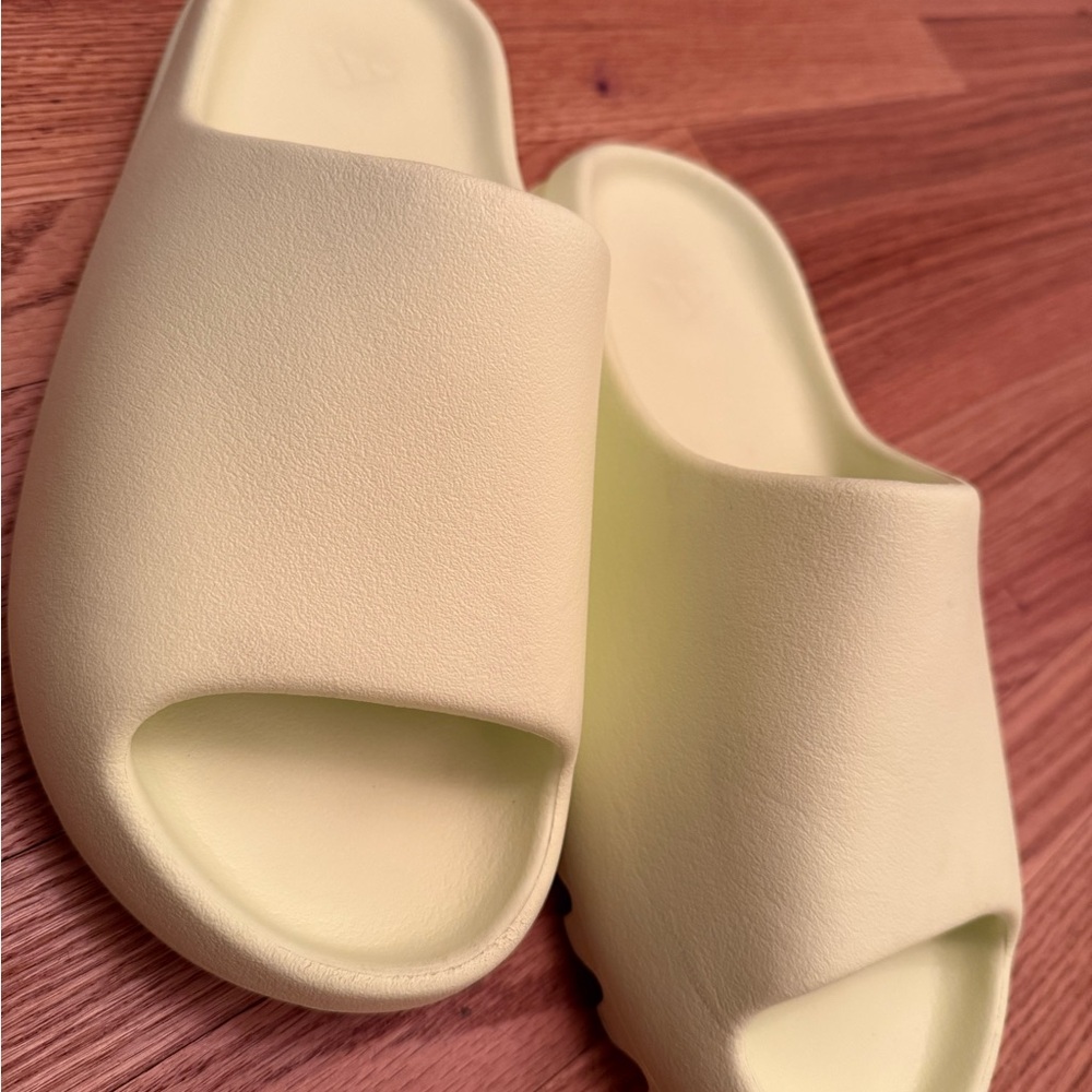 Yeezy Slide in Light Yellow